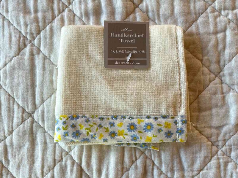 セリアの「縁取りミニハンカチタオル」