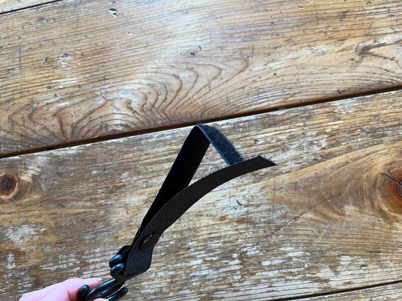 セリアの「トラベル用 フック付きベルト」はマジックテープでスーツケースの持ち手に固定する