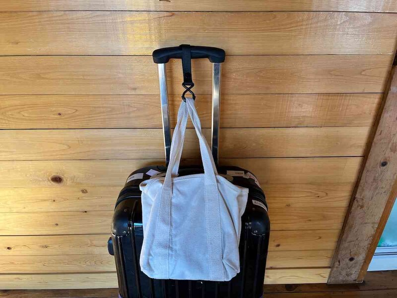 セリアの「トラベル用 フック付きベルト」はダブルフックで荷物が落ちにくい