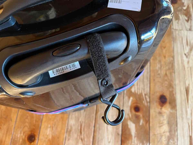 セリアの「トラベル用 フック付きベルト」をつけたままでもOK