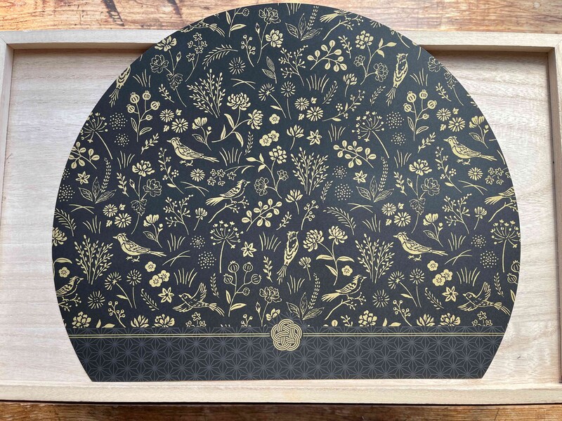 セリアの「ペーパーランチョンマット　花鳥風月」