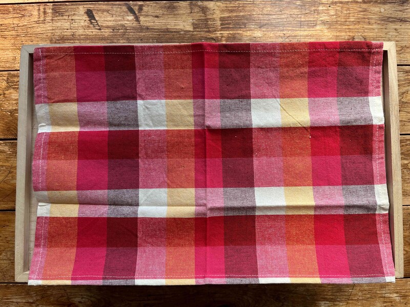 セリアの「ランチョンマット　スターズ」は色鮮やか