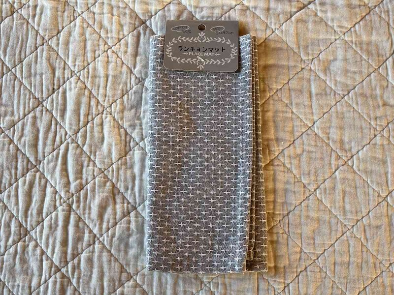 セリアの「ランチョンマット　ギンガムチェック」