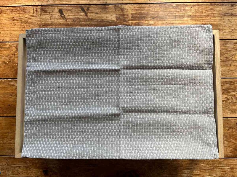 セリアの「ランチョンマット　ギンガムチェック」は落ち着いた雰囲気