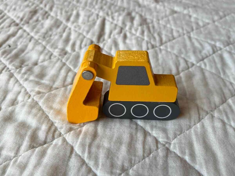 セリアの「木製おもちゃシリーズ 工事車両」は固定できないがアームは動かせる