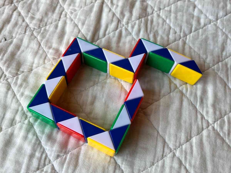 セリアの「くねくねパズル」は自由にいろいろな形を作れる