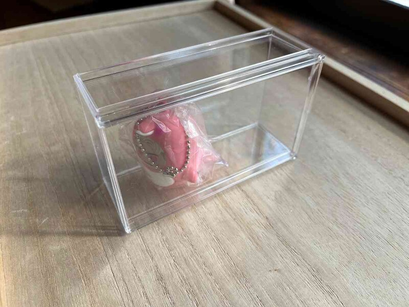 セリアの「横開きディスプレイケース　ミニワイド」は小さいフィギュアにおすすめ