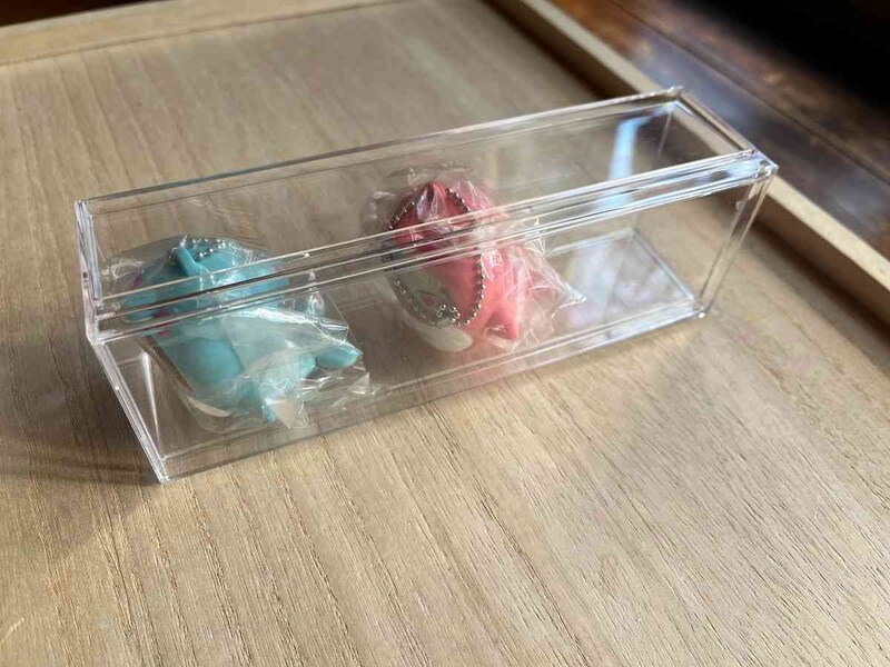 セリアの「横開きディスプレイケース　ロング」はフィギュアを横にずらっと並べられる