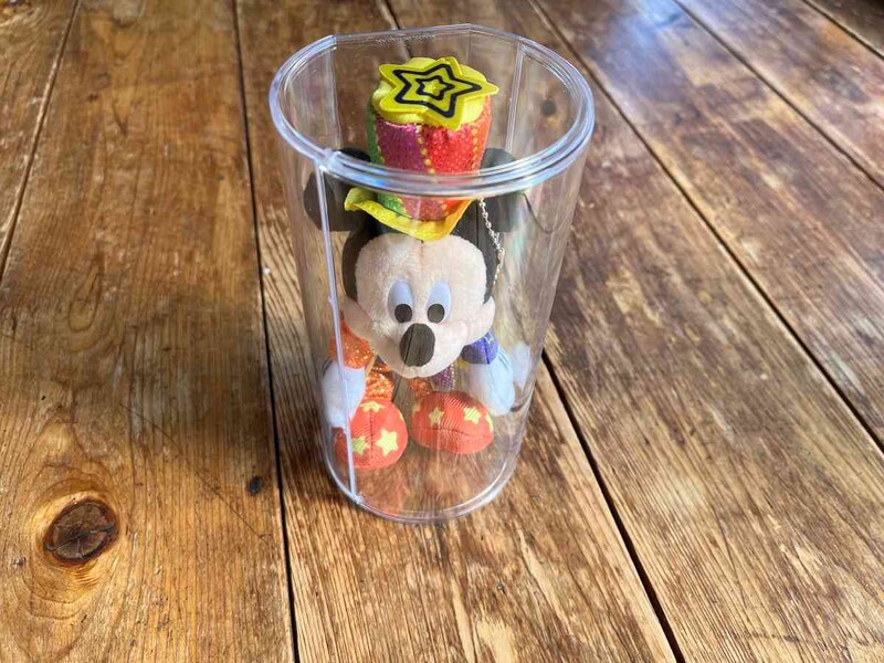 セリアの「ディスプレイケース」は自立しないぬいぐるみも入れられる