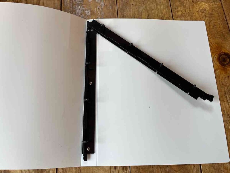 セリアの「マイコレ　4リングバインダー」は下のストッパーを外すと開く