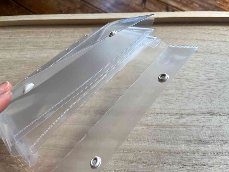 セリアの「ジャバラ3ポケットリフィル」はボタン付き