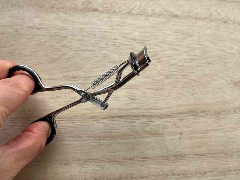 セリアの「アイラッシュカーラー」のハンドルはカバー付き