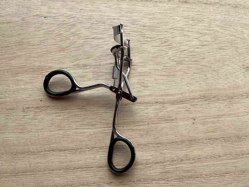 セリアの「アイラッシュカーラー」はストッパーを外すと開く