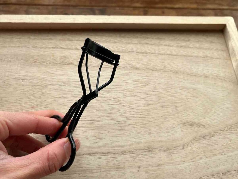 セリアの「ディープカーブビューラー」のゴムは硬めで、ビューラーを閉じても食い込みにくい