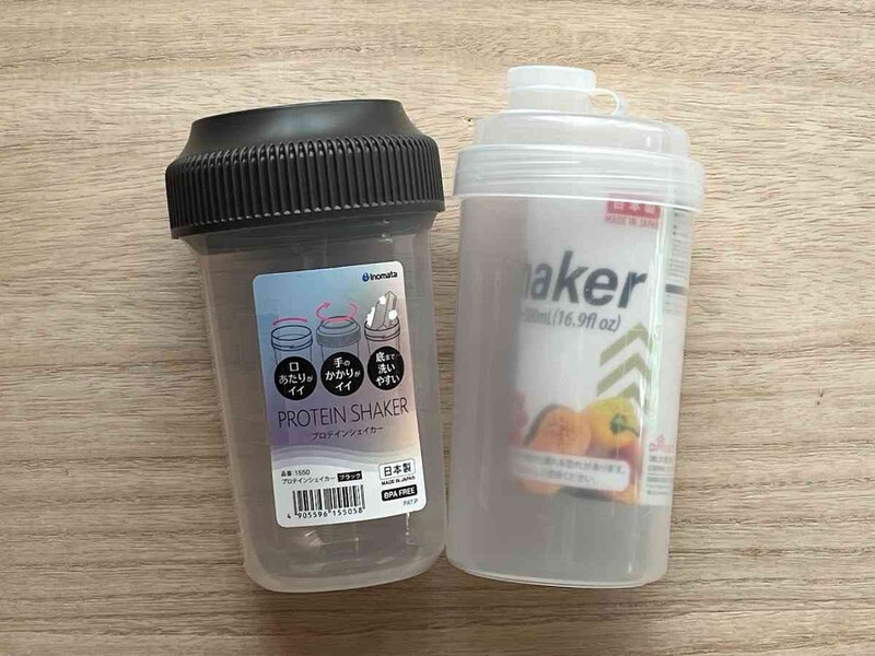 セリアの「プロテインシェーカー」(左)とダイソーの「シェーカー」(右)は110円(税込)