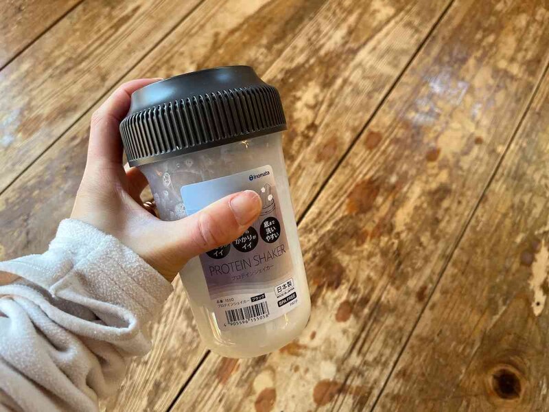 セリアの「プロテインシェーカー」のふたを押さえて振る