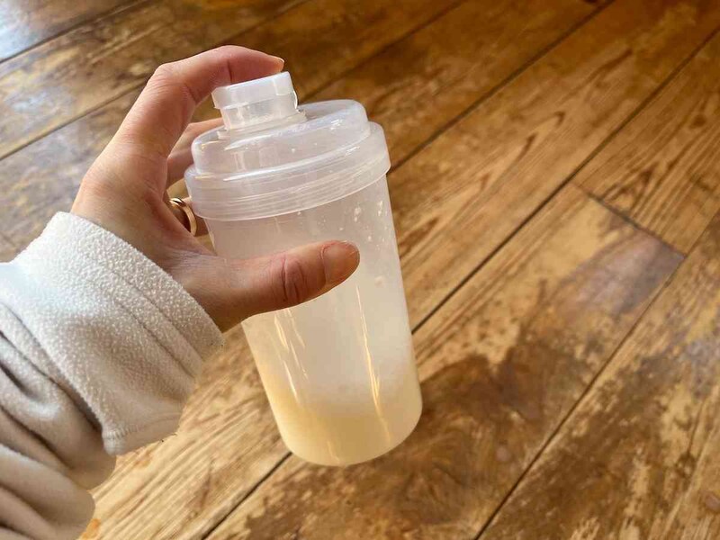 ダイソーの「シェーカー」に水とプロテインを入れて混ぜてみる