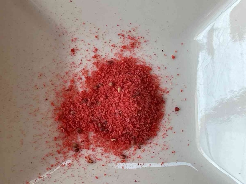 セリアの「イチゴパウダー」はイチゴの種入り