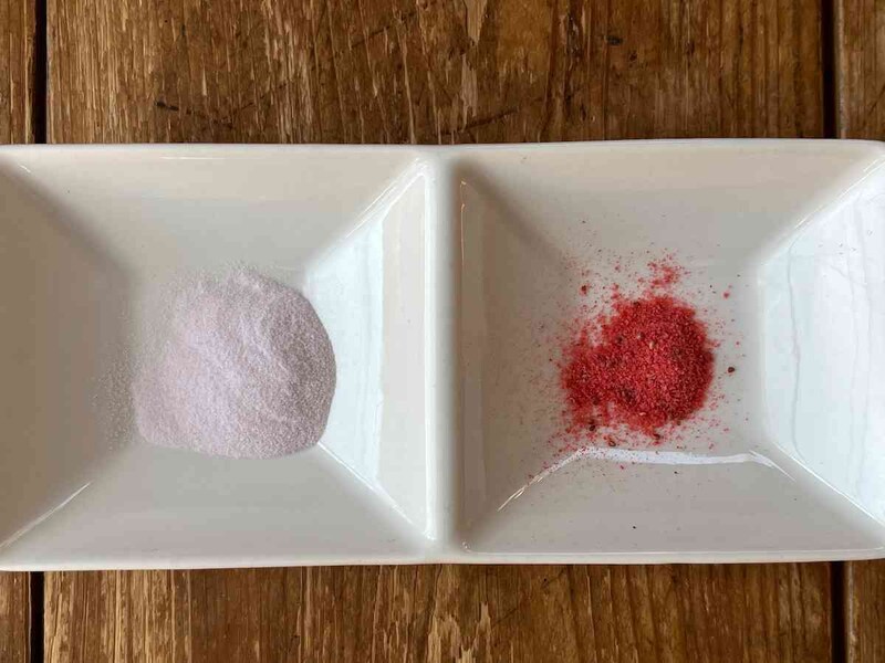 ダイソーの「いちごパウダー」（左）、セリアの「イチゴパウダー」（右）