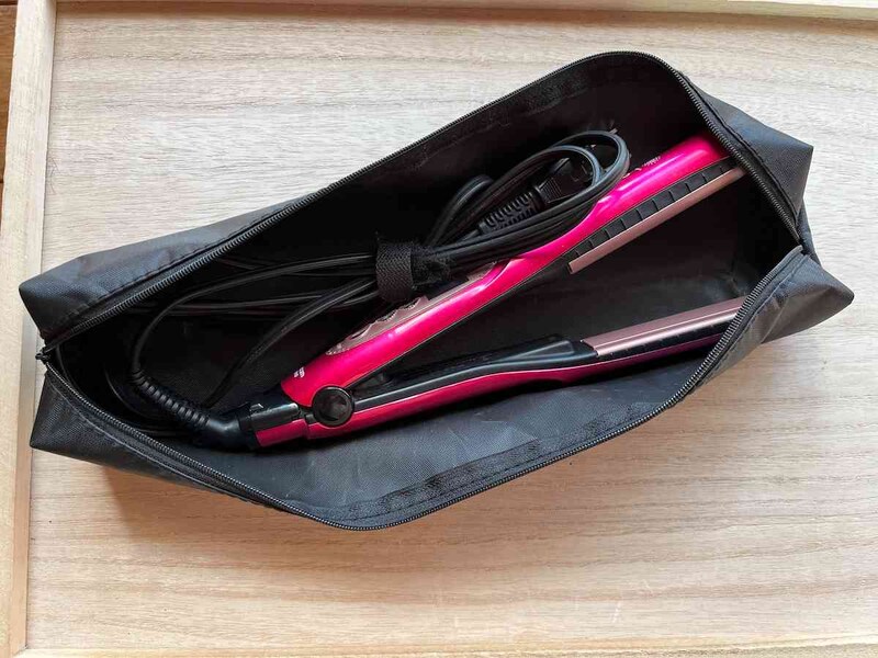 長さが短い方は、セリアの「ヘアアイロン収納ケース」にすっぽりと入る