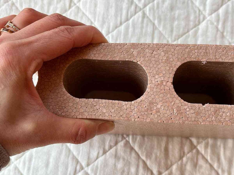 セリアの発泡スチロール「ミニブロック」の横を押してもびくともしない