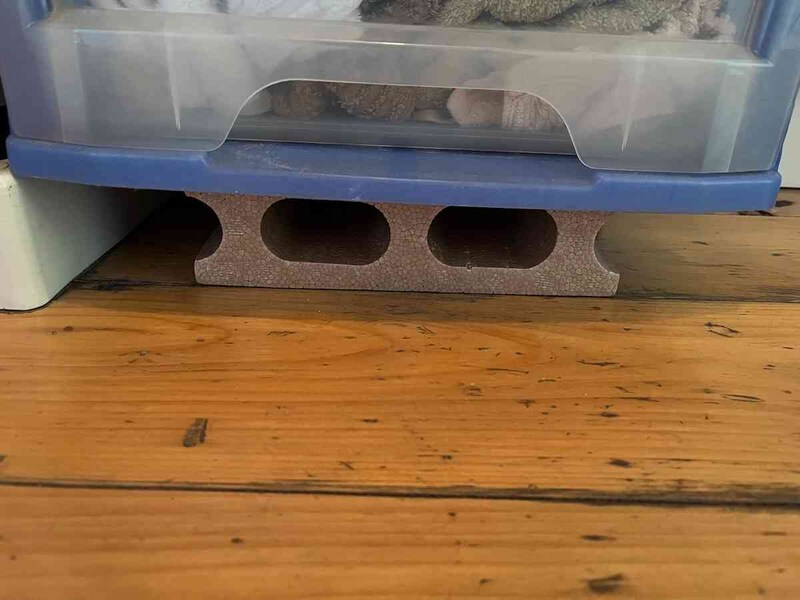 セリアの発泡スチロール「ミニブロック」はちょっとした家具を乗せても問題なし