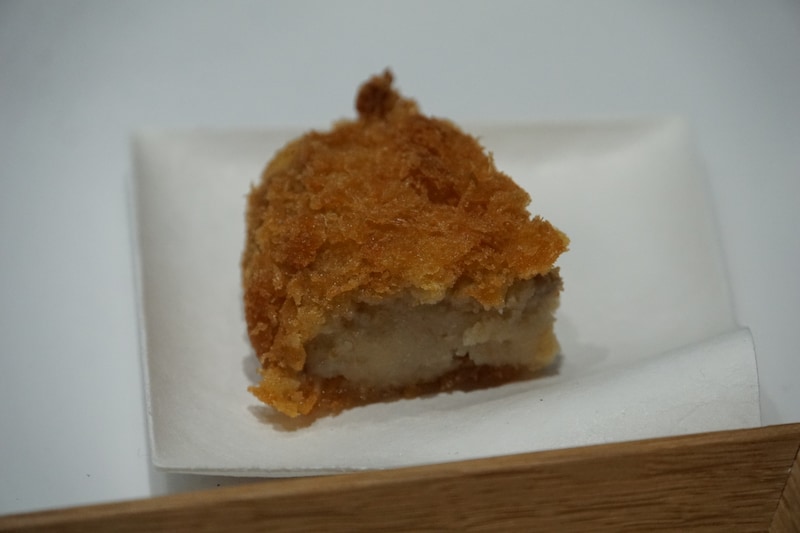 コロッケも衣がサクッとしていて、中までしっかり温まっていました（筆者撮影）