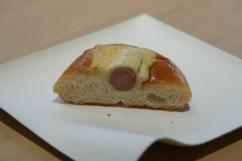 焼き色は元のままで外はサクサク、辛子入りドレッシングはとろり、ソーセージまでしっかり温まっていました（筆者撮影） 