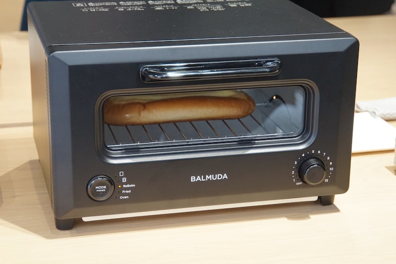 まるごとソーセージを温めているところ（筆者撮影）