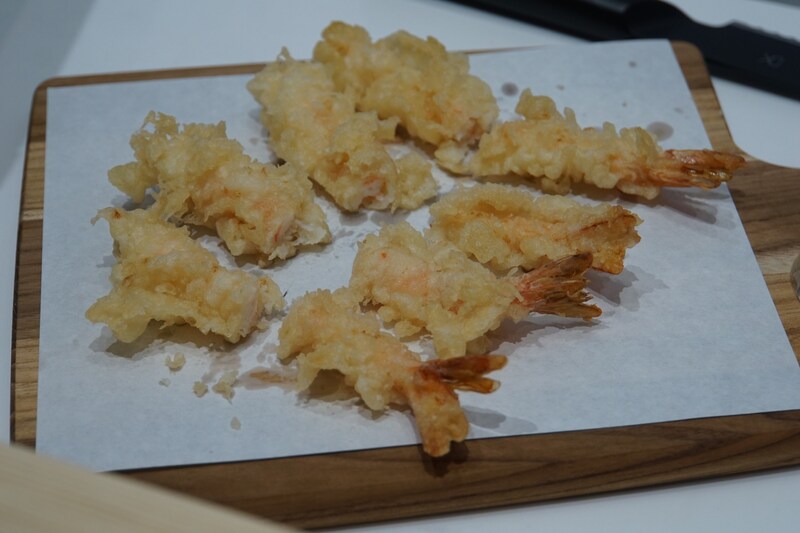 天ぷらを温め直したところ。衣がサクサクで、中はフンワリ柔らかくておいしく仕上がっていました（筆者撮影）