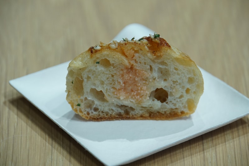 温め直した明太フランスパン。皮のパリッとした感じはそのままで、明太子までホクホクでした（筆者撮影）