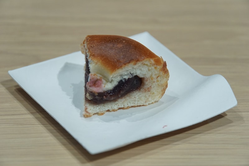 あんパンはパン屋の店頭に並び立てという感じで、温かいあんパンもなかなかおいしいです（筆者撮影）