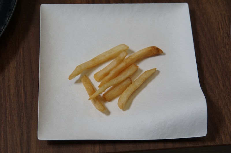 細めのフライドポテトは中までカリカリになりがちですが、外はカリッとしつつ中は柔らかさが残っていました（筆者撮影）