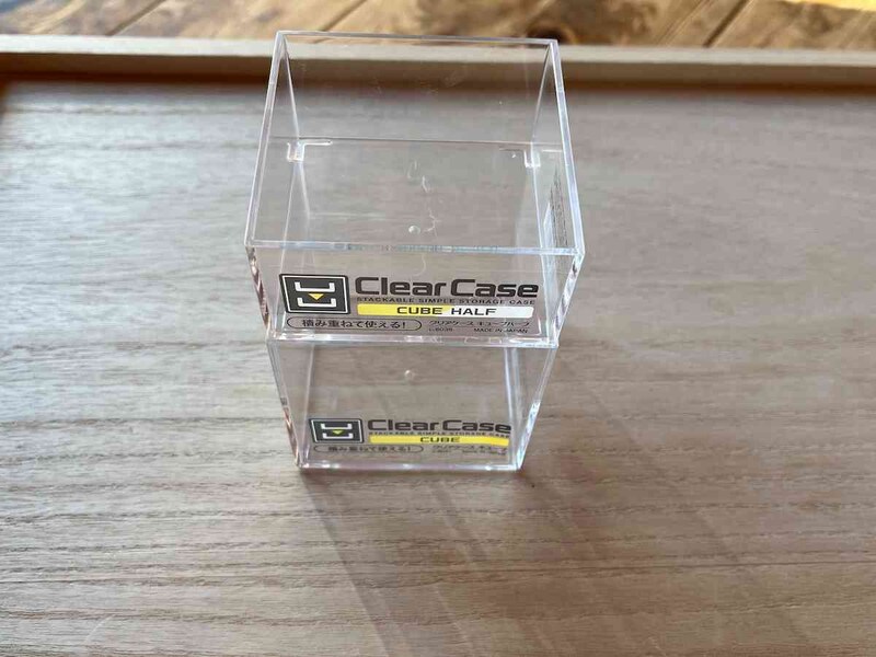 セリアの「クリアケース キューブ」と重ねることができる