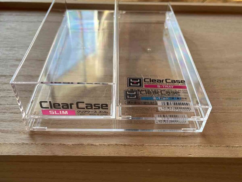 セリアの「クリアケース Wトレー」はピンクが目印の「クリアケース スリム」と「クリアケース Sトレー」が重ねられる