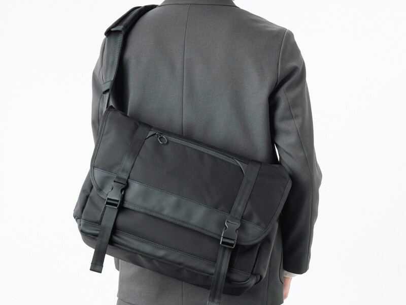 かぶせショルダーをジャケットと合わせた例