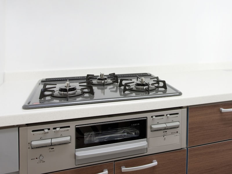 コンロ周りの掃除に使わなくなったハンドクリームやボディクリームを使う