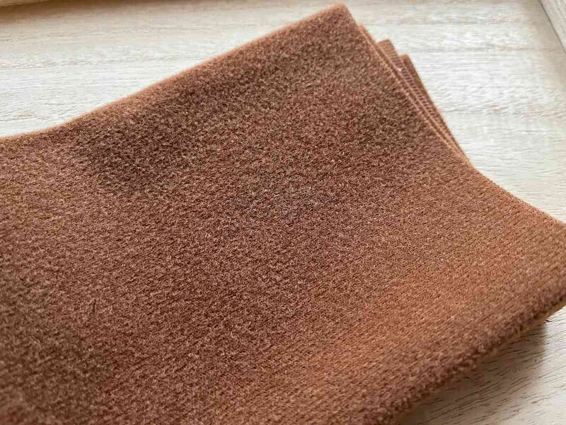 セリアの「ぬい活 ぬいぐるみ用カラークロス」は片面が裏起毛