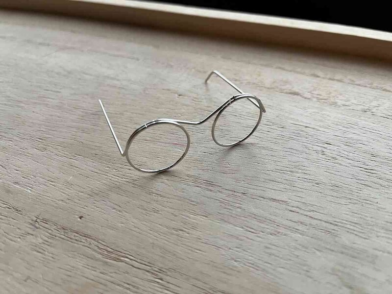 セリアの「ぬい活 ぬい用 おめかしメガネ」は可愛らしいファッションメガネ