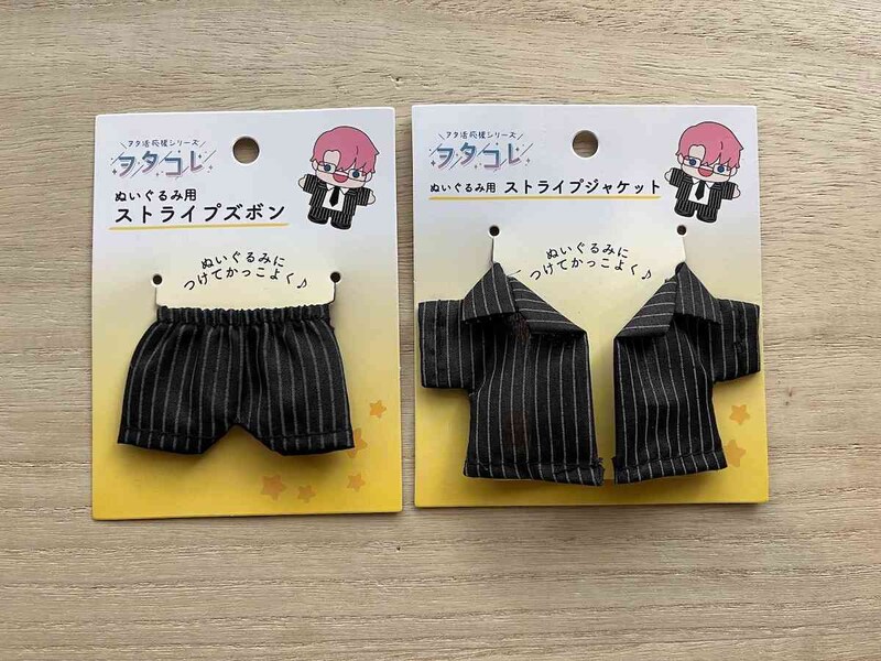 セリアのヲタコレシリーズ「ぬいぐるみ用ストライプズボン」（左）、「ぬいぐるみ用ストライプジャケット」（右）