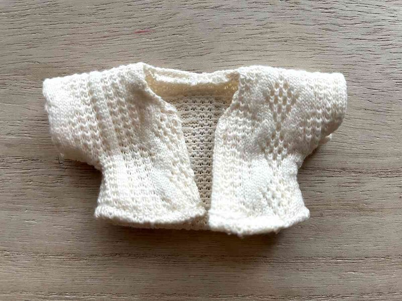 セリアの「ヲタコレ ぬいぐるみ用カーディガン」はふんわりとしている