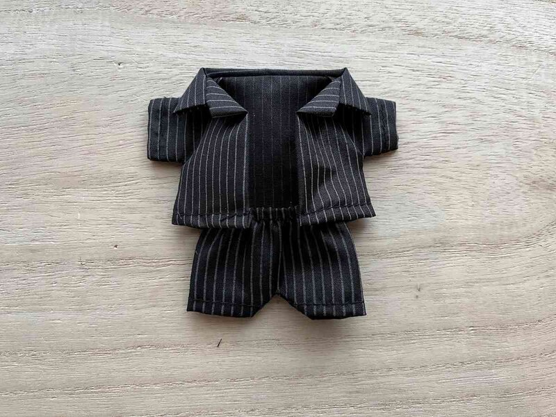 セリアのヲタコレシリーズ「ぬいぐるみ用ストライプジャケット」と「ぬいぐるみ用ストライプズボン」の上下セット