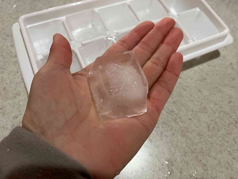 セリアの「アイストレー」で作った氷