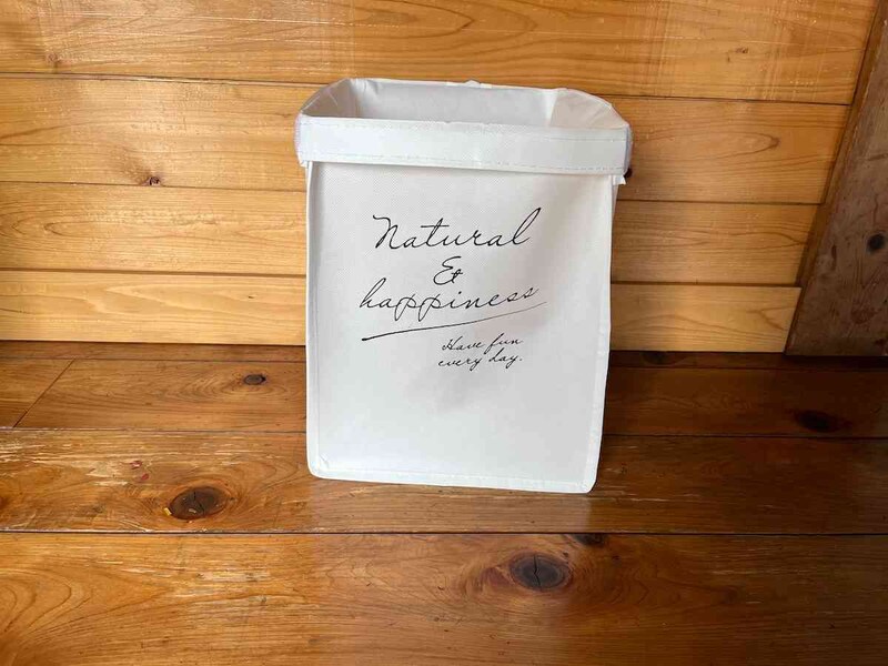 セリアの「折りたたみランドリーBOX」は面ファスナーを折ると自立しやすい