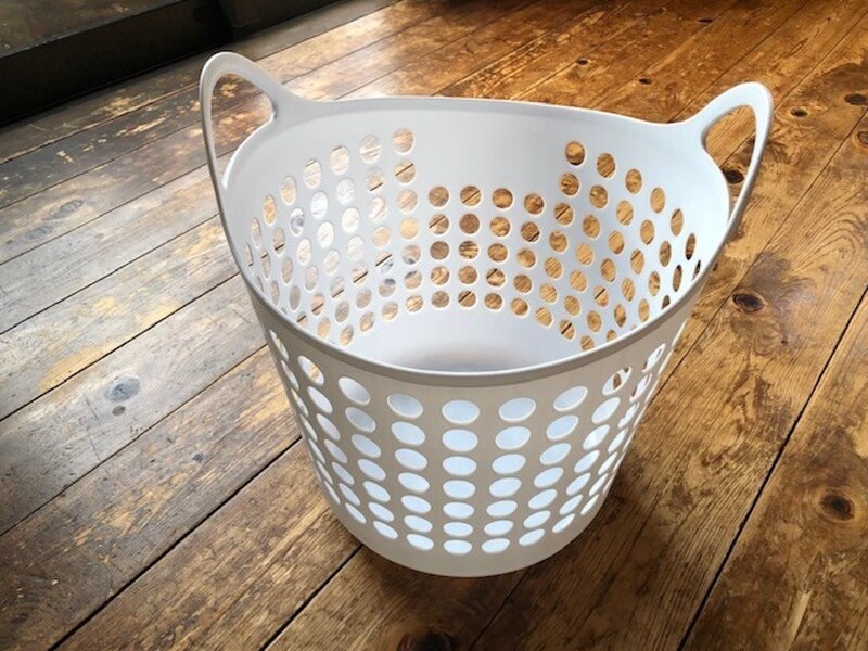 ダイソーの「ランドリーバスケット（24L、ソフトタイプ、ドット）」