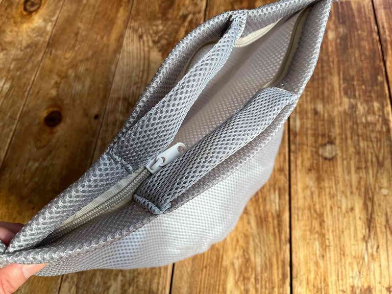 セリアの「そのまま洗えるランドリーネットバッグ」は持ち手付き