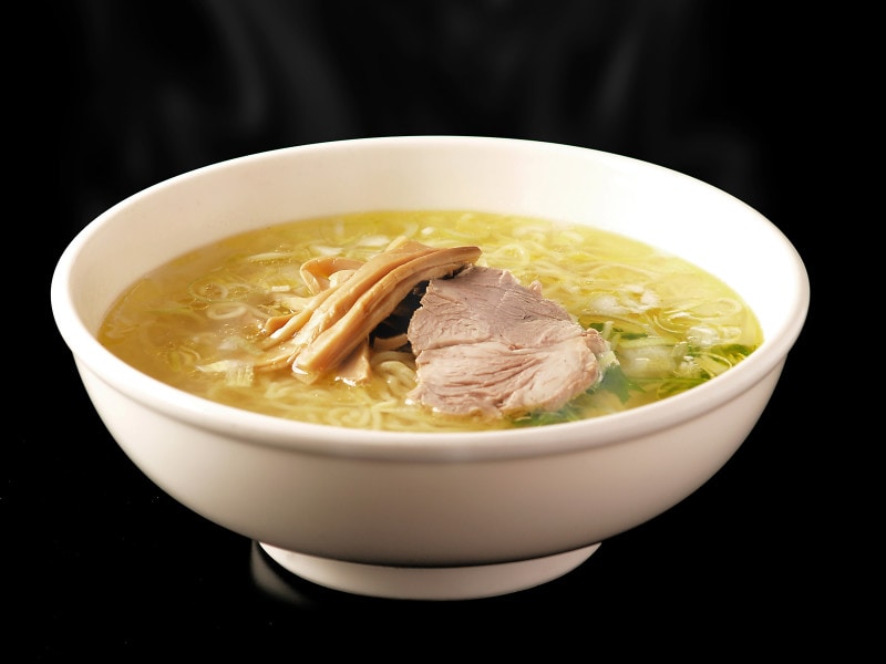 函館の塩ラーメン。透明なスープが特徴です。