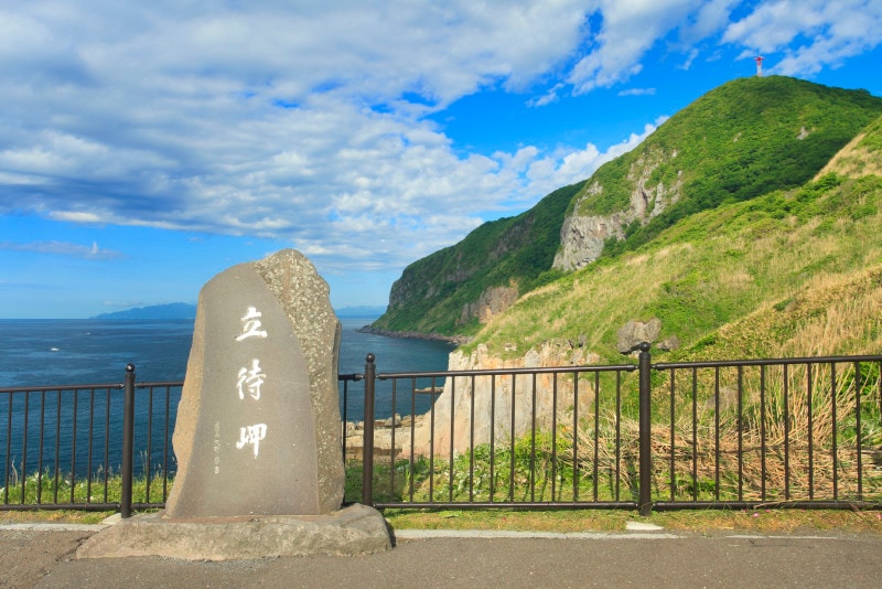 立待岬の石碑と西方向の海岸