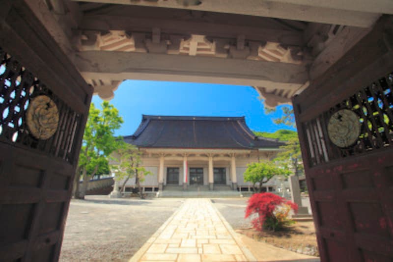 山門から望む東本願寺函館別院