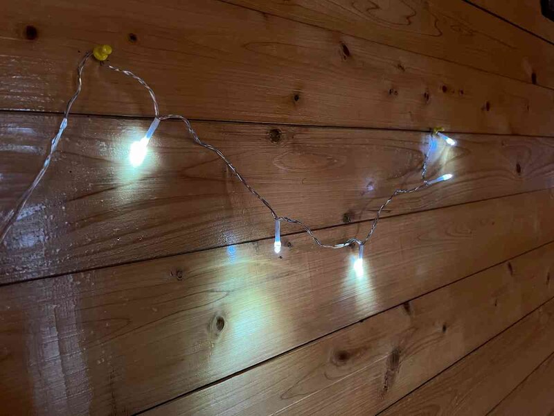 セリアの「LEDケーブルライト ホワイト 5灯」は白っぽい光